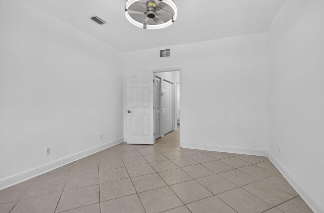 Building Photo - 9479 Sedgewood Dr