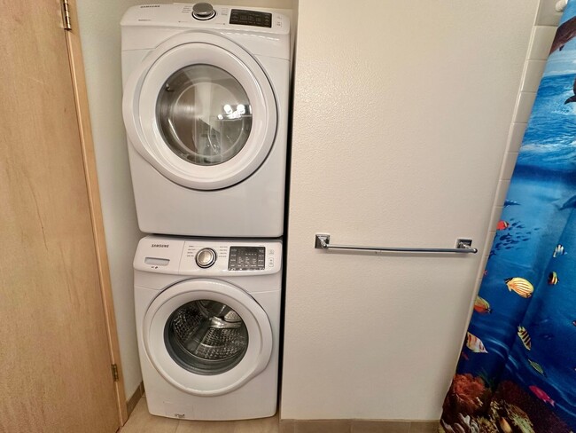 Building Photo - Spacious 2 Bedroom / 2 Bath Mostly Furnish...