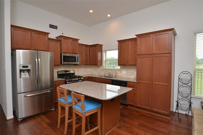 Building Photo - 18918 Cove Pointe Dr