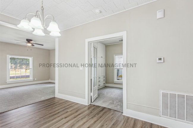 Building Photo - Beautifully updated 3 bedroom 1 1/2 bath h...