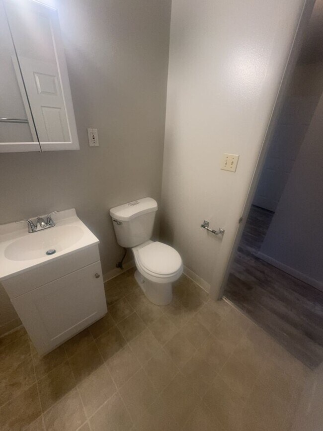 Building Photo - 2 Bed / 1 Bath Top-Floor Apartment – Acros...