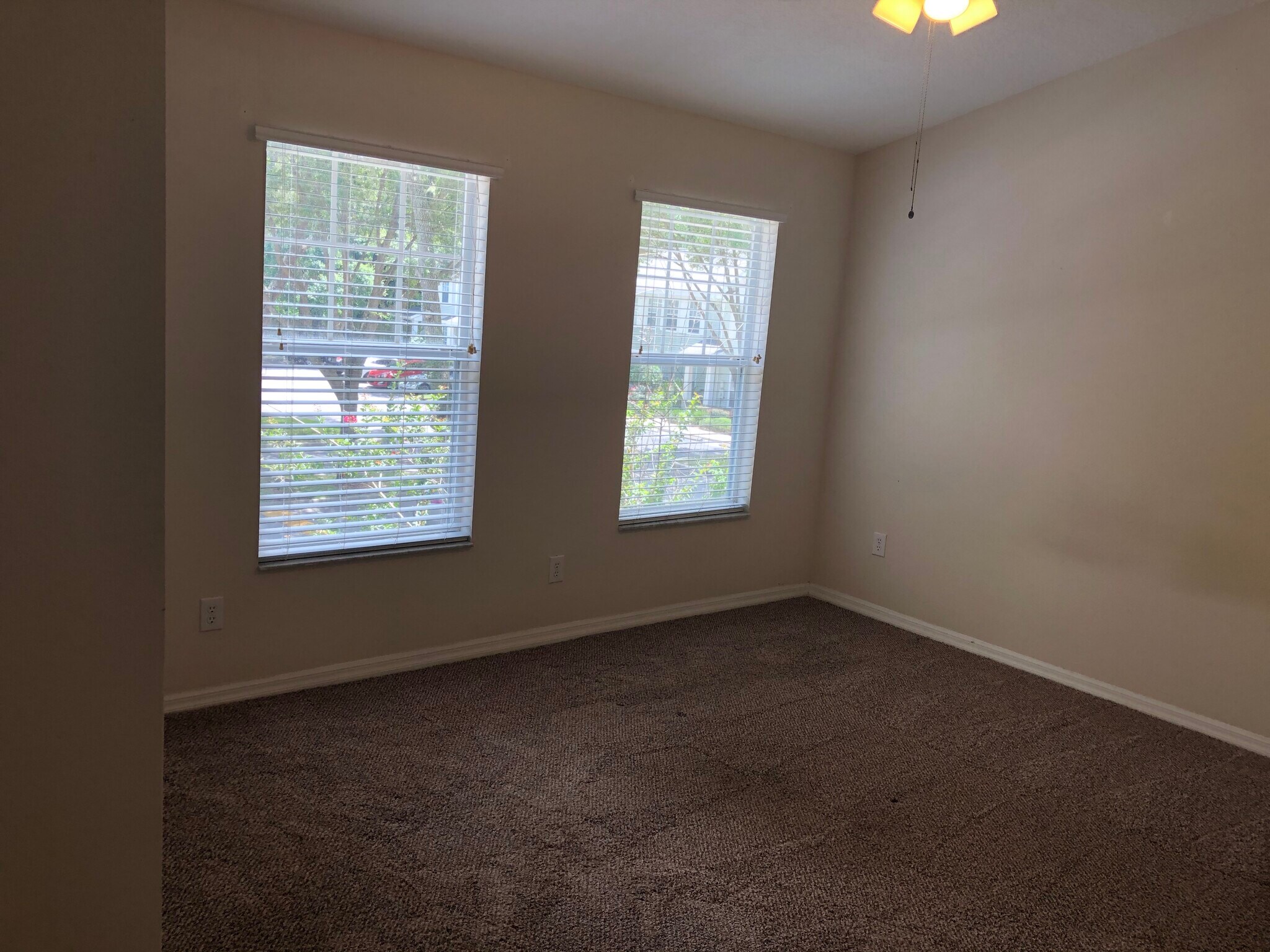 Building Photo - 2212 Golden Oak Ln