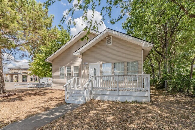 Building Photo - 401 S Anglin St