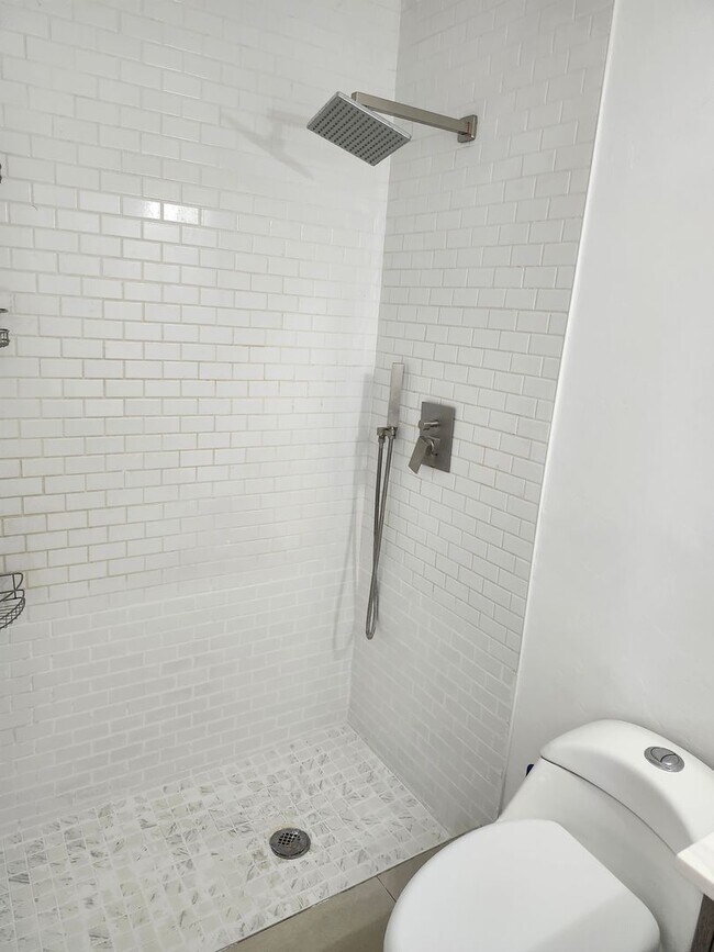 Building Photo - CUTE AS A BUTTON DUPLEX FOR ANNUAL RENT!  ...