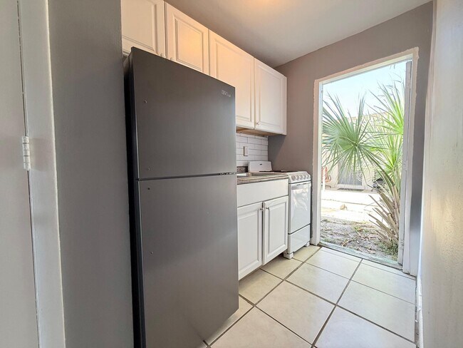 Building Photo - 815 2nd St