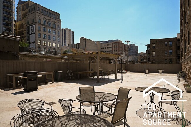 Building Photo - 607 W Wrightwood Ave