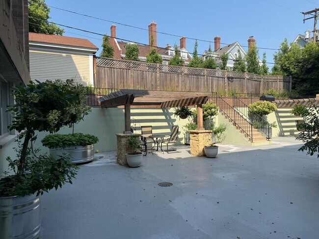 Building Photo - Lovely Lowry Hill 1 Bedroom Condo