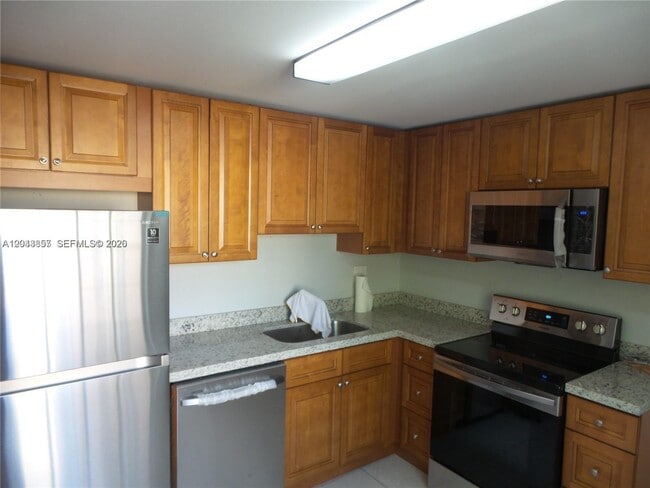 Building Photo - 10794 N Kendall Dr