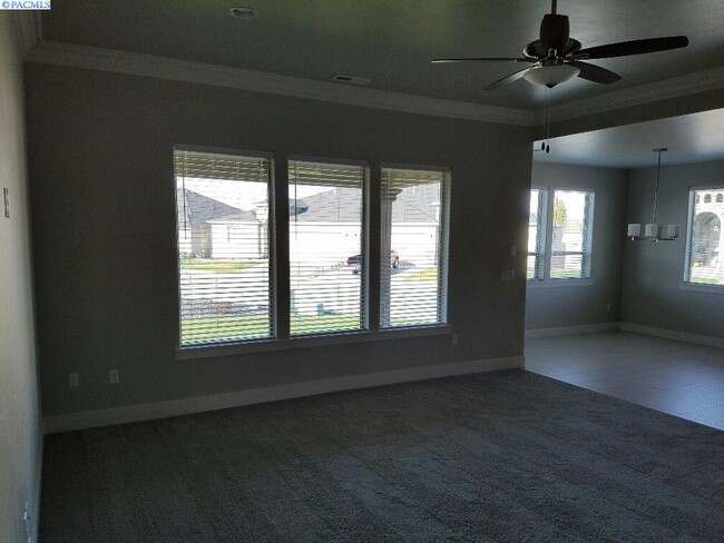 Building Photo - Newer Construction Townhouse in Horn Rapids