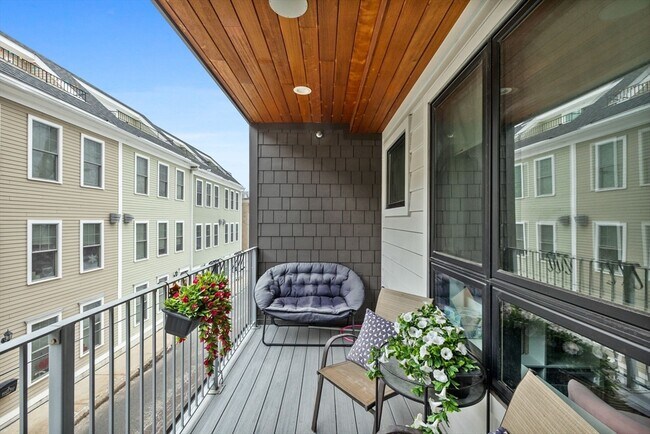 Building Photo - 377 W First St