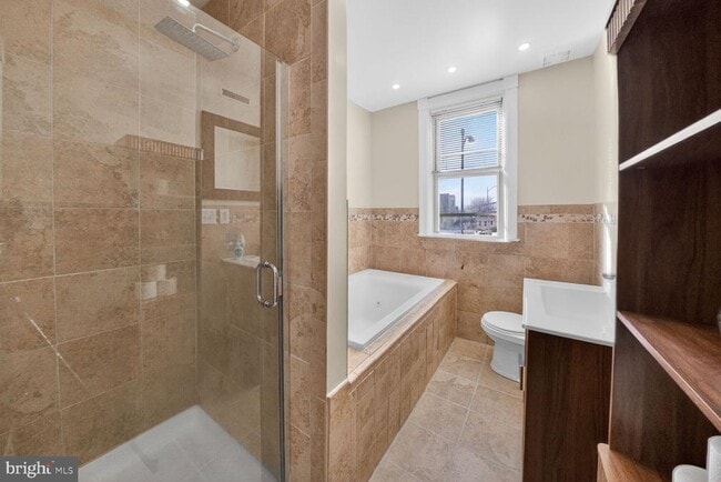 Building Photo - 1932 Summit Pl NE