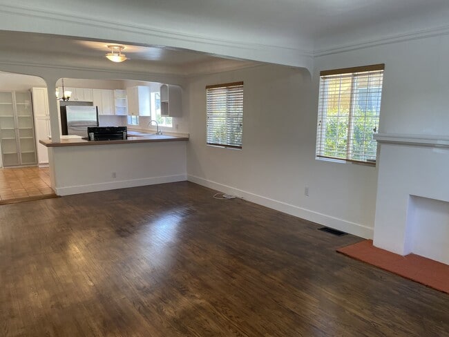 Building Photo - Private Single Family Home in Central Quie...