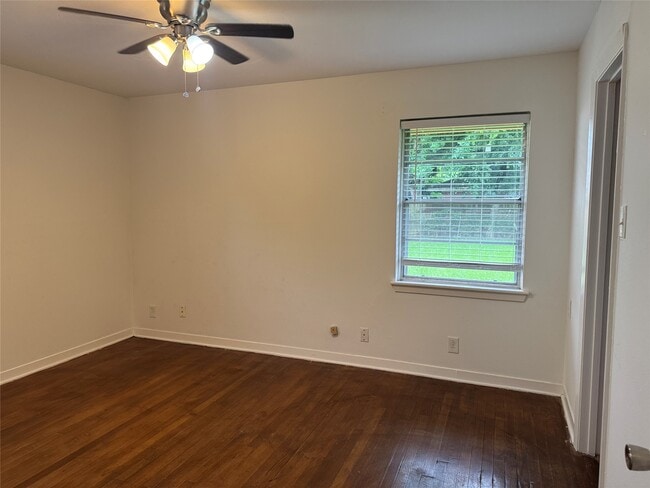 Building Photo - 4013 Newshire Dr