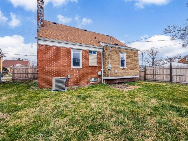 Building Photo - Welcome to this charming 3-bedroom, 1-bath...
