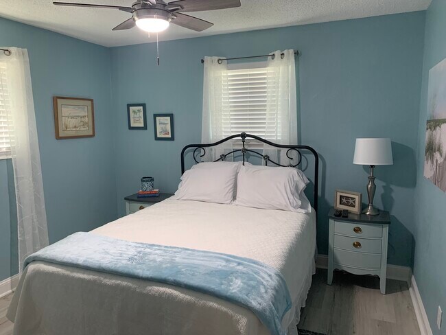Bedroom #2 ceiling fan, wall mounted TV, & closet - 1301 E Leonard St