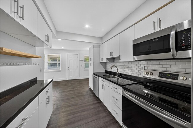 Building Photo - 924 NE 17th Terrace