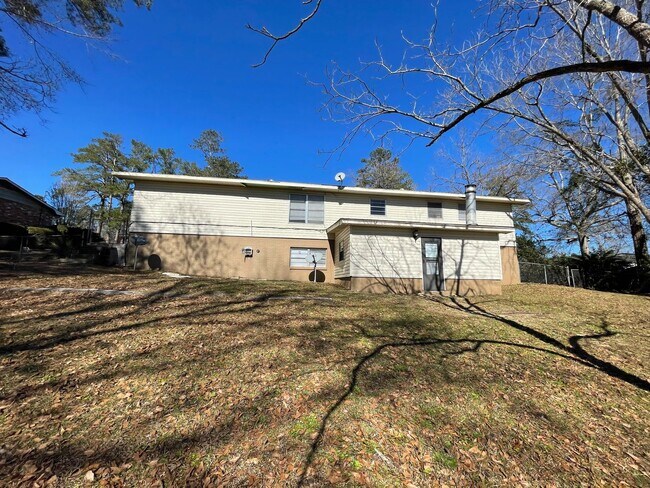 Building Photo - Ozark - Walk Out Basement with Extra Livin...