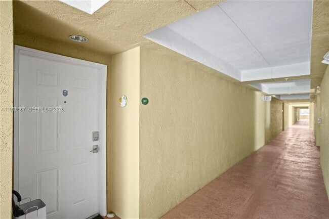 Building Photo - 529 E Sheridan St