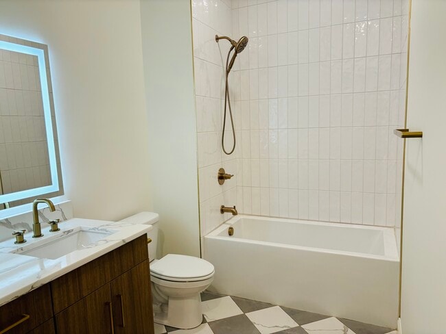 Building Photo - 711 Broadway St