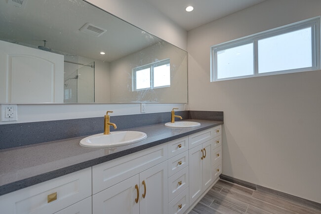 Building Photo - 2611 Hyperion Ave