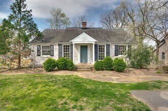 Building Photo - Beautiful 4BD/3.5BA home in the heart of Green Hills.