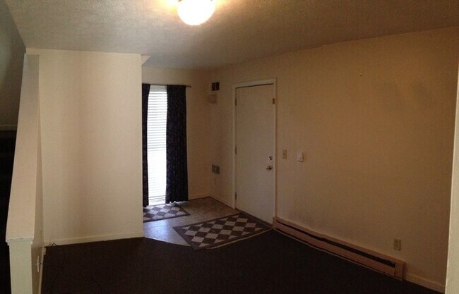 Building Photo - Spacious 2 Bedroom Townhouse For Rent (Pal...