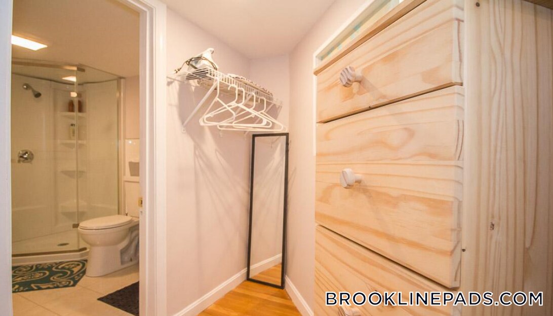 Building Photo - 1029 Beacon St