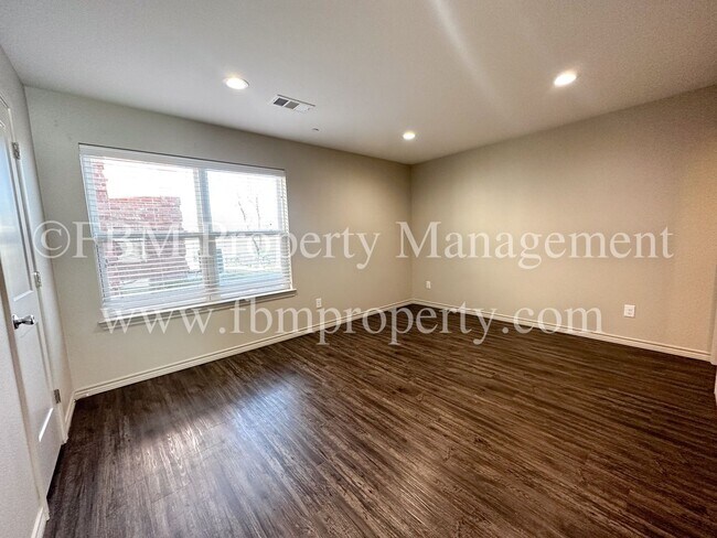 Building Photo - Hidden Creek Townhomes, Unit 311 - $500 OFF at Move-in!! Gorgeous 2 Bedroom, 2 Bathroom Townhome ...