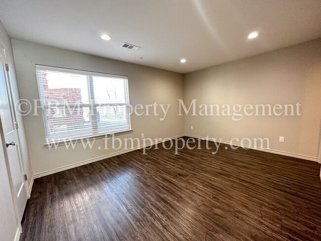 Building Photo - Hidden Creek Townhomes, Unit 311 Gorgeous 2 Bedroom, 2 Bathroom Townhome Home in Ennis, TX!