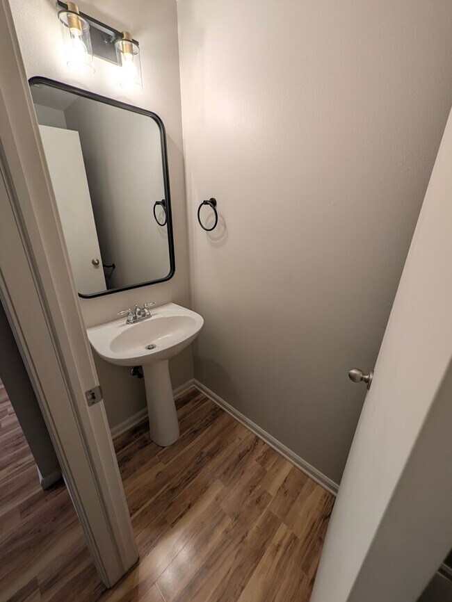 Building Photo - 908 S Mineral Dr