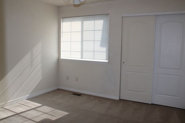 Building Photo - Stunning Modern 2 Bedroom Condo