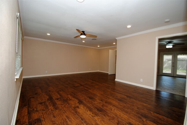 Building Photo - 10034 Cedardale Dr