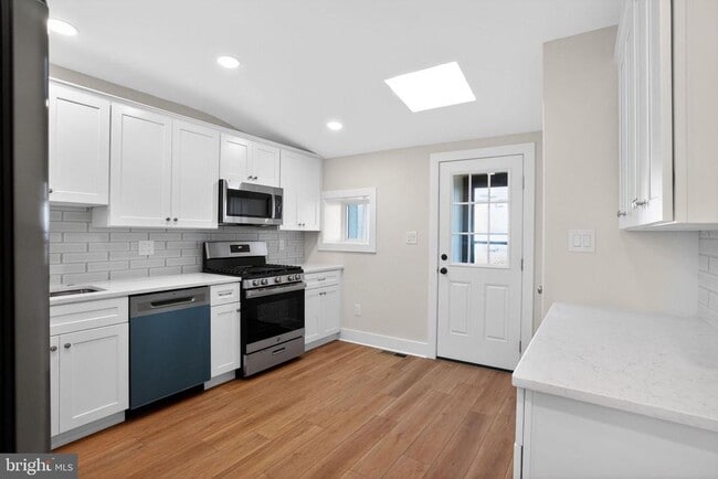 Building Photo - 344 Grove St