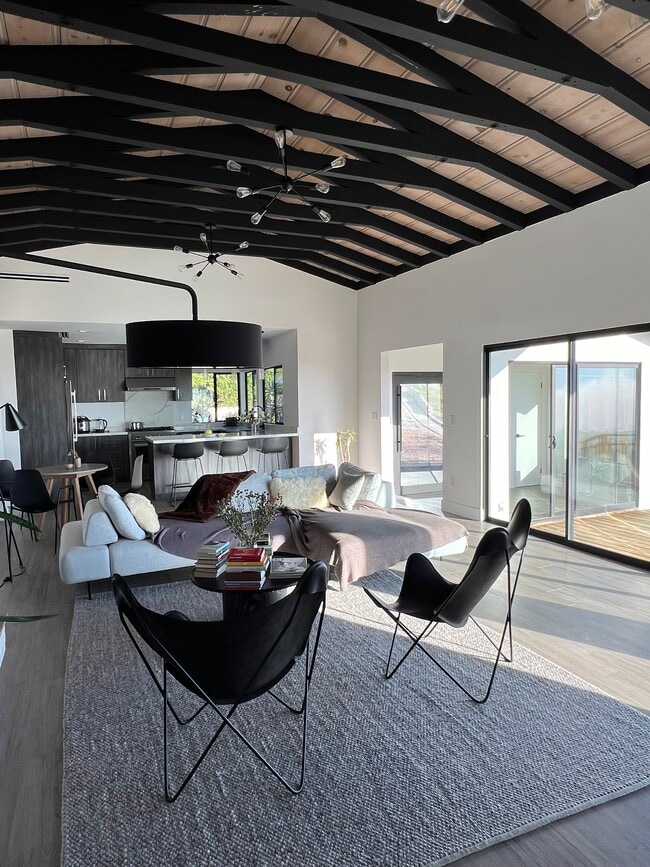 Building Photo - 353 Mariposa Dr