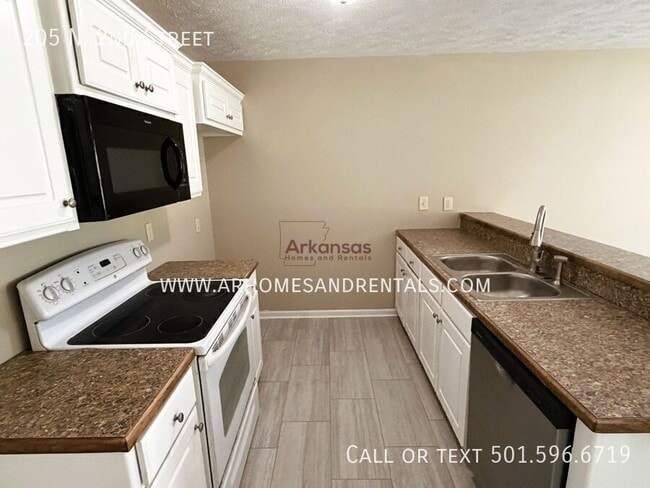 Building Photo - 205 N 2nd St