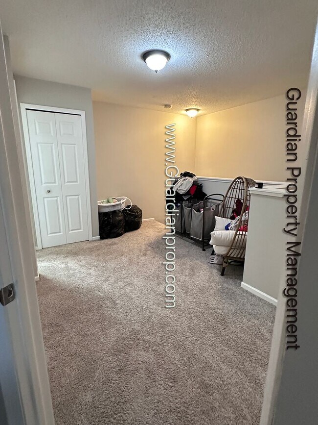 Building Photo - Apple Valley Town Home, 1 Car Garage, Washer/Dryer, Dishwasher, Available April/May 1st