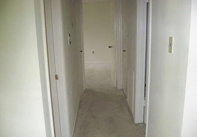 Building Photo - Spacious, 2 Bed 1 Bath Condo In Fantastic Mclean Chase Location – Minutes To Tysons