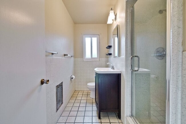 Building Photo - Wow! What a Great Home! Available NOW!