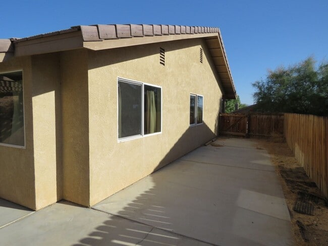 Building Photo - 5 Bedroom in quiet community!