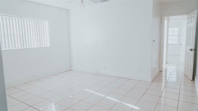 Building Photo - 6320 SW 10th Ct