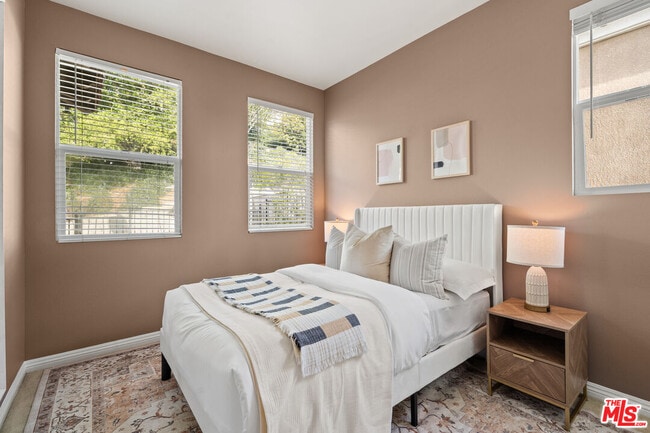 Building Photo - 657 S Ave 61