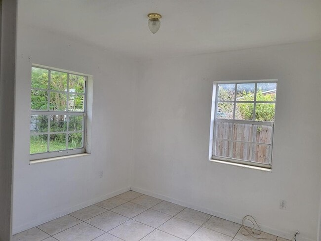 Building Photo - 275 NW 187th St