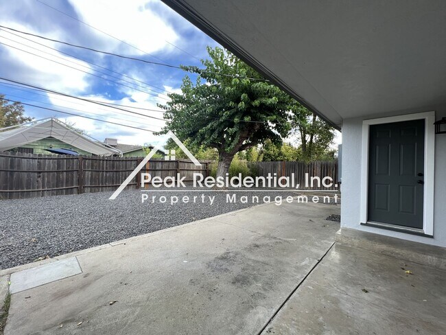 Building Photo - Beautifully Updated 3bd/2ba Home with 2 Car Garage!