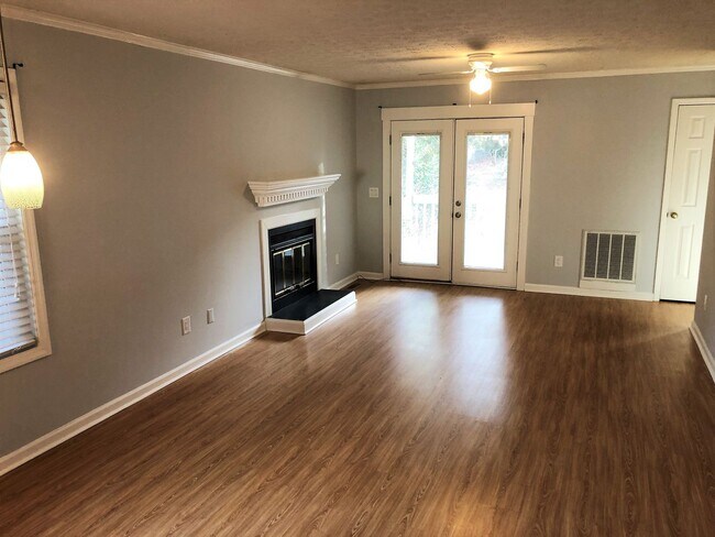 Building Photo - Welcome to the 2 Bed 2 Bath Bottom Floor C...
