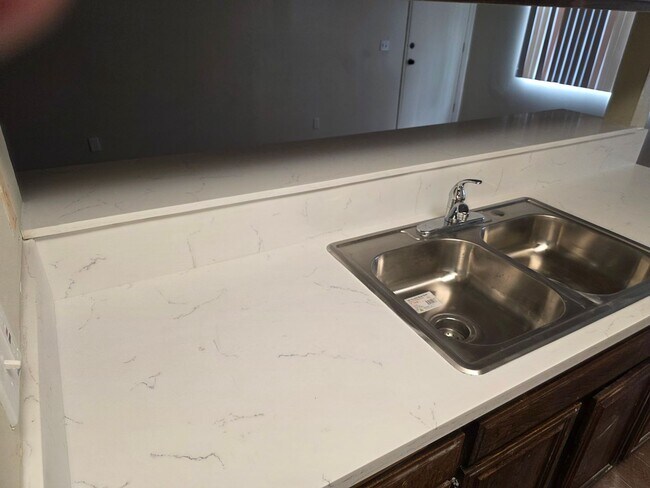 Building Photo - Popular townhouse in great location