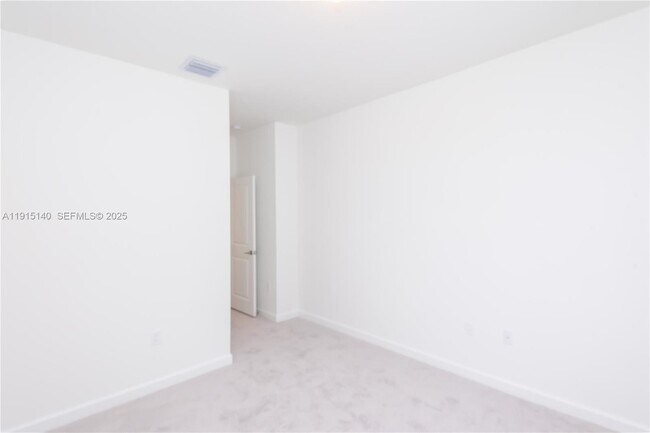 Building Photo - 2636 SE 8th Ct