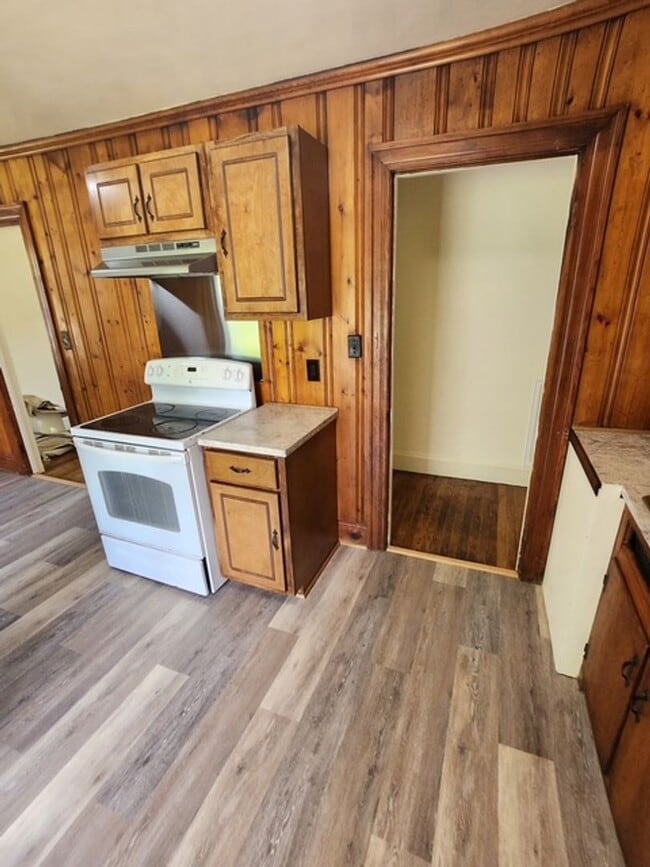 Building Photo - 3 Bedroom Brick Home With Hardwood Floors