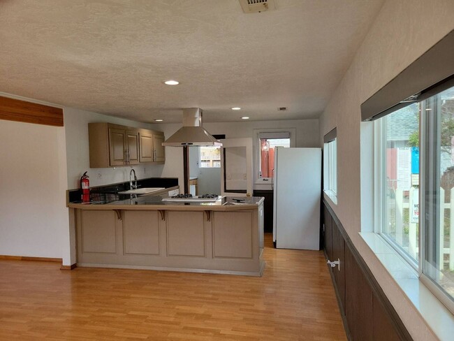 Building Photo - This cute open floor plan 1BD 1BA newly re...