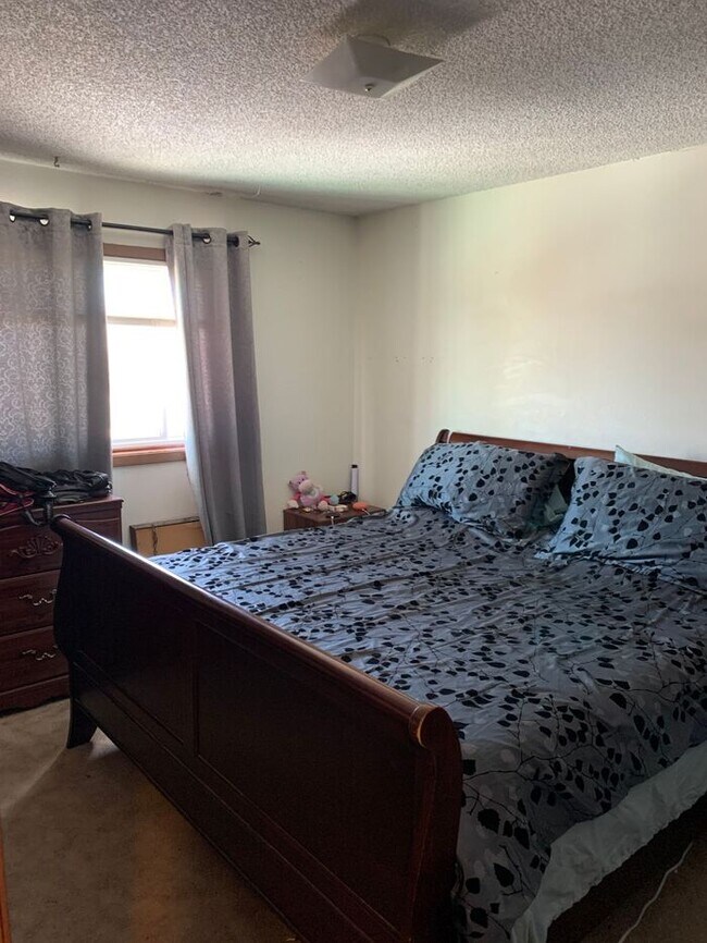 Building Photo - RENT INCLUDES ALL UTILITIES, except for el...