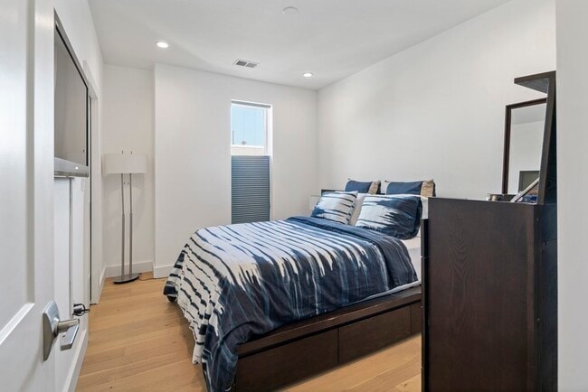 Building Photo - 946 Saratoga St